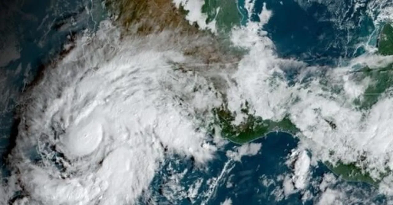 আঘাত হানতে চলেছে হারিকেন Roslyn