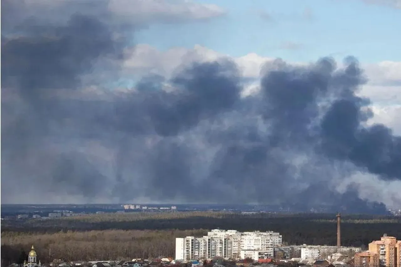 কালো ধোঁয়ায় ছেয়ে গিয়েছে আকাশ, দেখুন ভিডিও