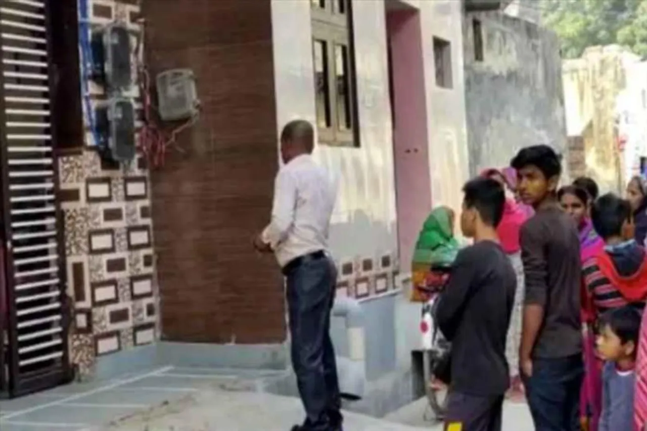 এবার বুরারিকাণ্ডের ছায়া দিল্লিতে