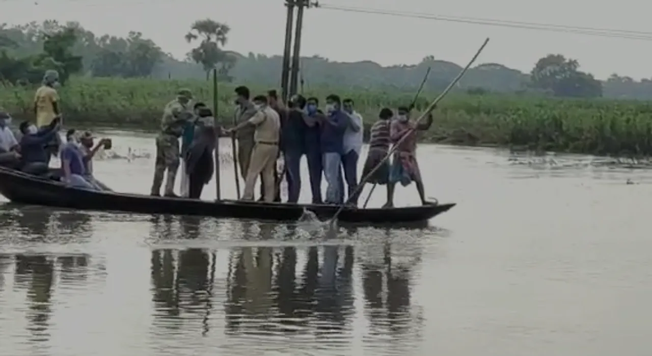 ঘাটালের মনসুকায় বন্যা পরিদর্শনে সাংসদ তথা অভিনেতা দেব