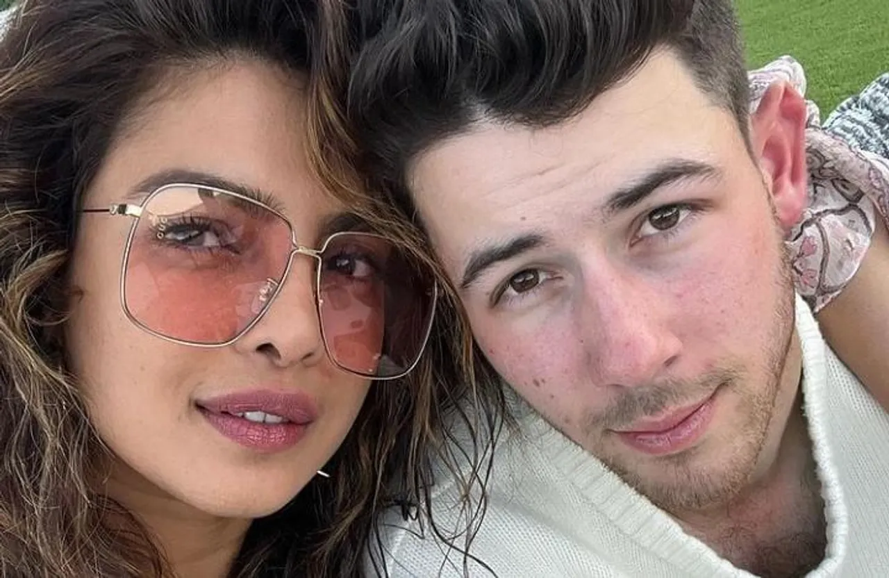 হোলিতে রোমান্সে মজেছেন প্রিয়াঙ্কা-নিক শেয়ার করলেন তার ছবি