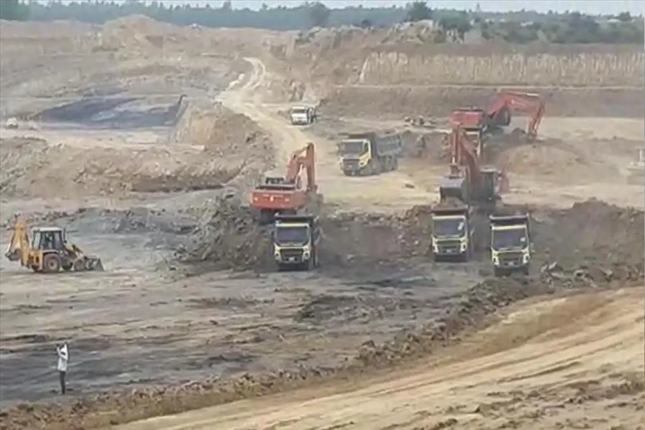 লাগাতার কয়লা উত্তোলনে বিস্ফোরণ, ফাটল,পুনর্বাসনের দাবিতে সরব গ্রামবাসী