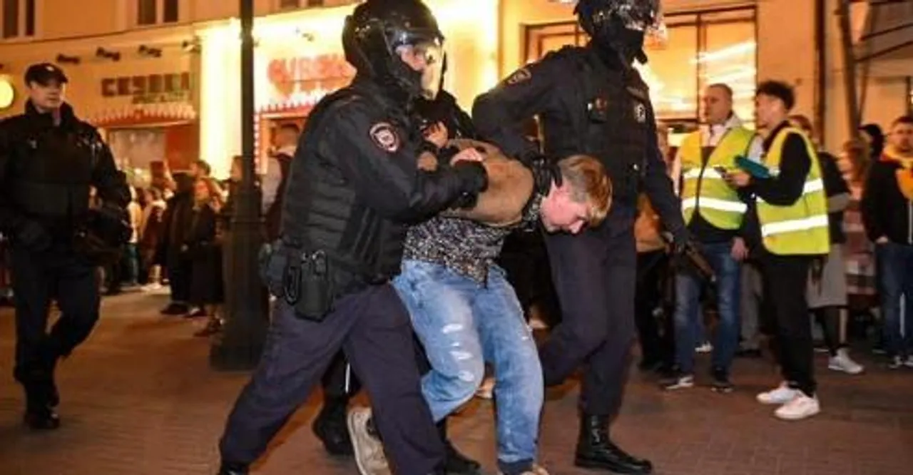 যুদ্ধবিরোধী বিক্ষোভে রাশিয়াজুড়ে ১,৩০০ জনেরও বেশি মানুষ আটক