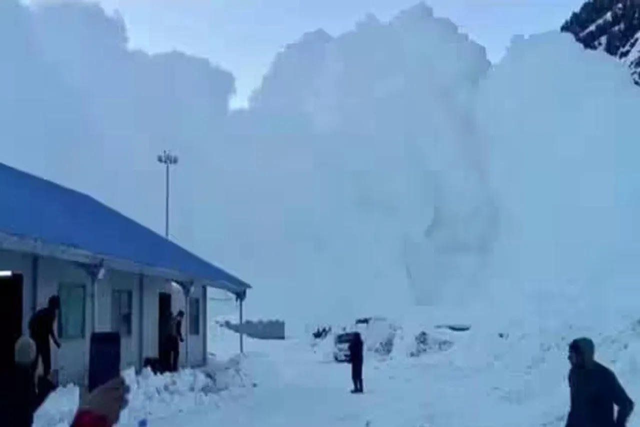 J&K: একাধিক জায়গায় তুষারধসের আশঙ্কায় মানুষকে সতর্ক থাকার নির্দেশ