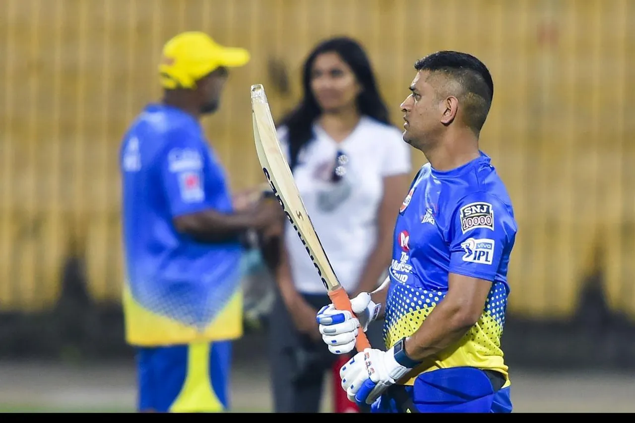 নেটে একের পর এক ছয় মেরে বল হারিয়ে দিলেন ধোনি, দেখুন ভিডিও