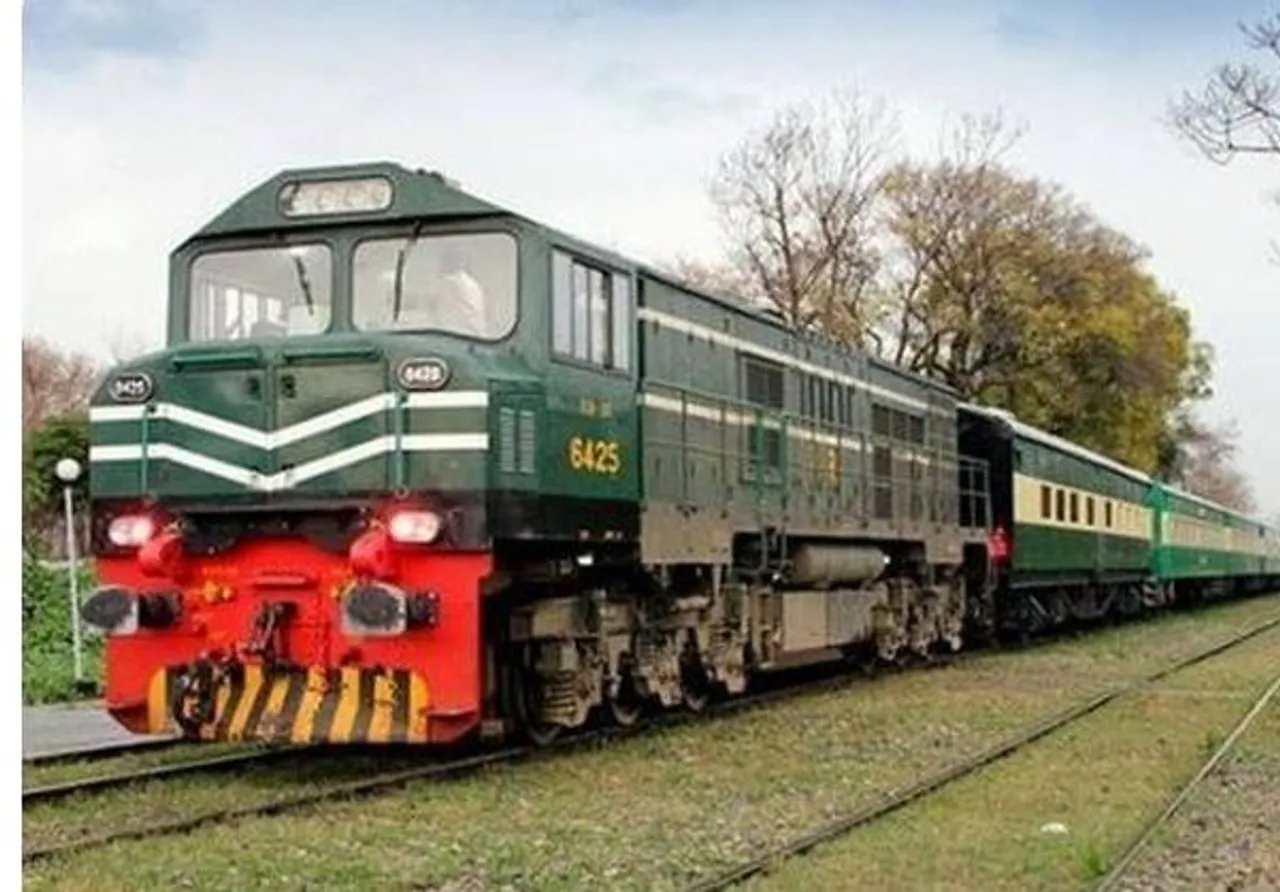 অর্থনৈতিক মন্দার মধ্যে বগি কেনার জন্য চীন সফরে যাচ্ছেন পাক রেলওয়ের কর্মকর্তারা