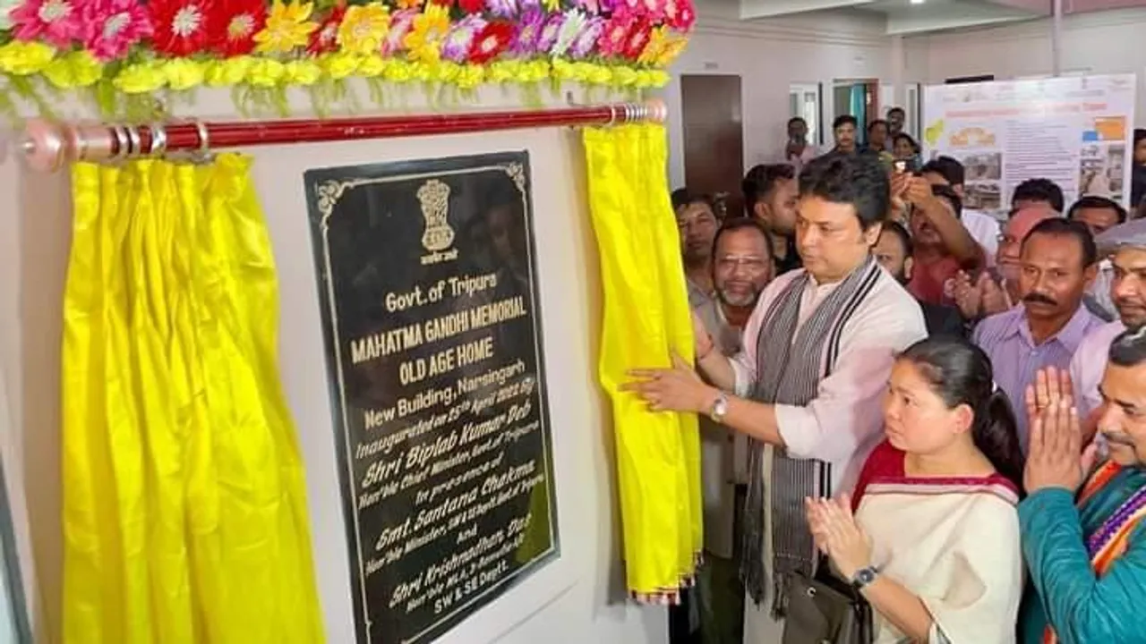 বয়স্কদের প্রিয় হয়ে উঠলেন বিপ্লব কুমার দেব