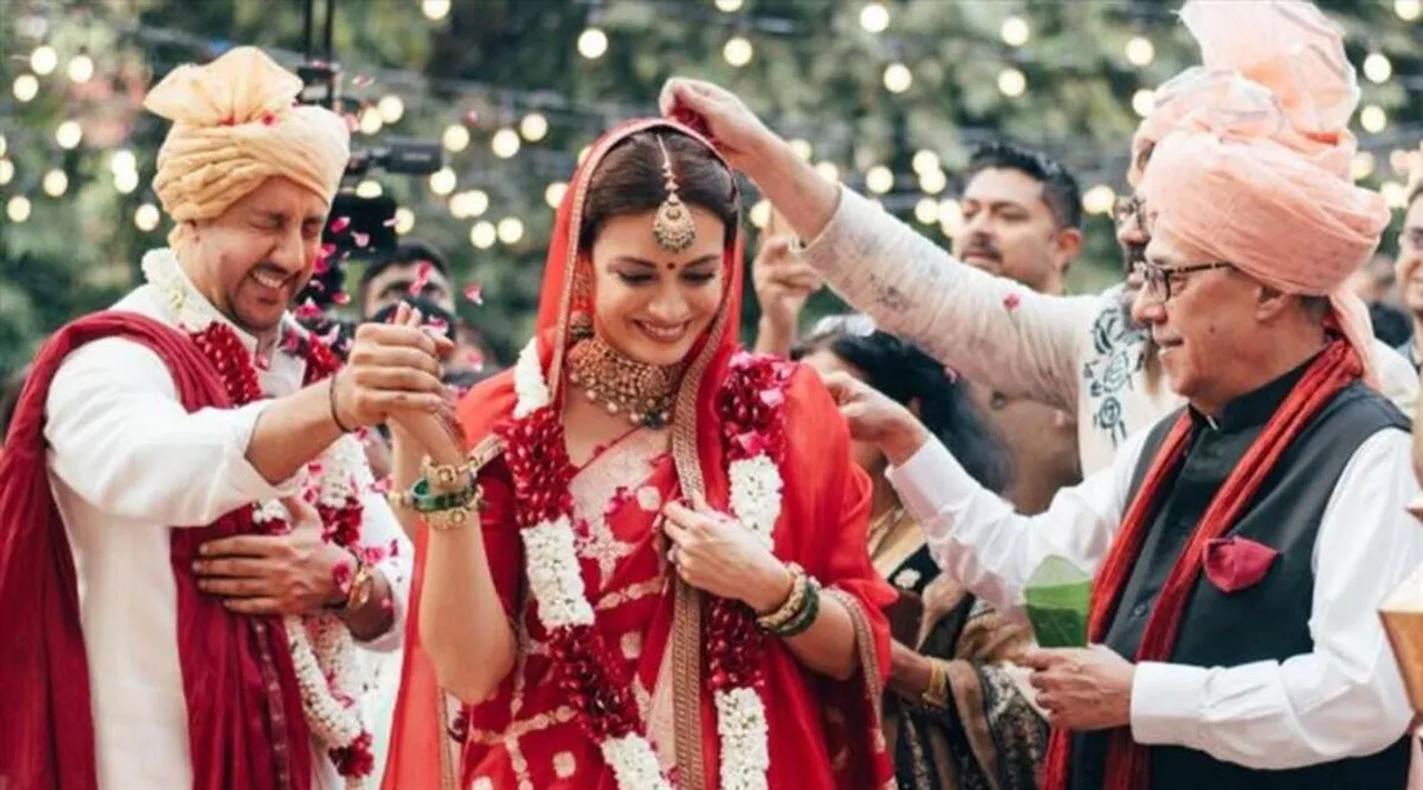 জাতীয় হ্যান্ডলুম দিবস উপলক্ষ্যে নিজের বিয়ের দিনের একটি বিশেষ ছবি পোস্ট করলেন দিয়া মির্জা