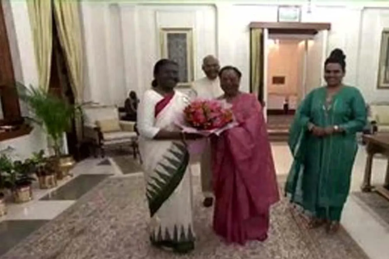 দ্রৌপদি মুর্মুকে শুভেচ্ছা জানালেন রামনাথ কোবিন্দ ও সবিতা কোবিন্দ
