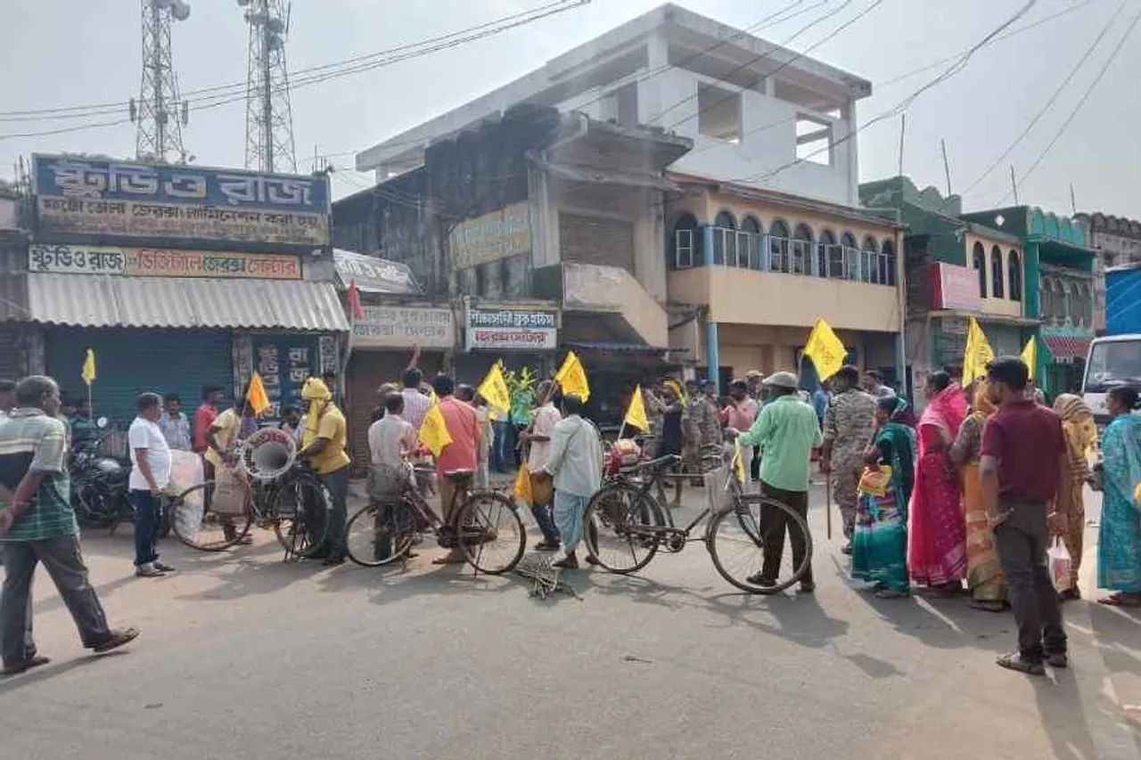 জেলা জুড়ে ১২ ঘণ্টার পথ অবরোধ কুড়মিদের