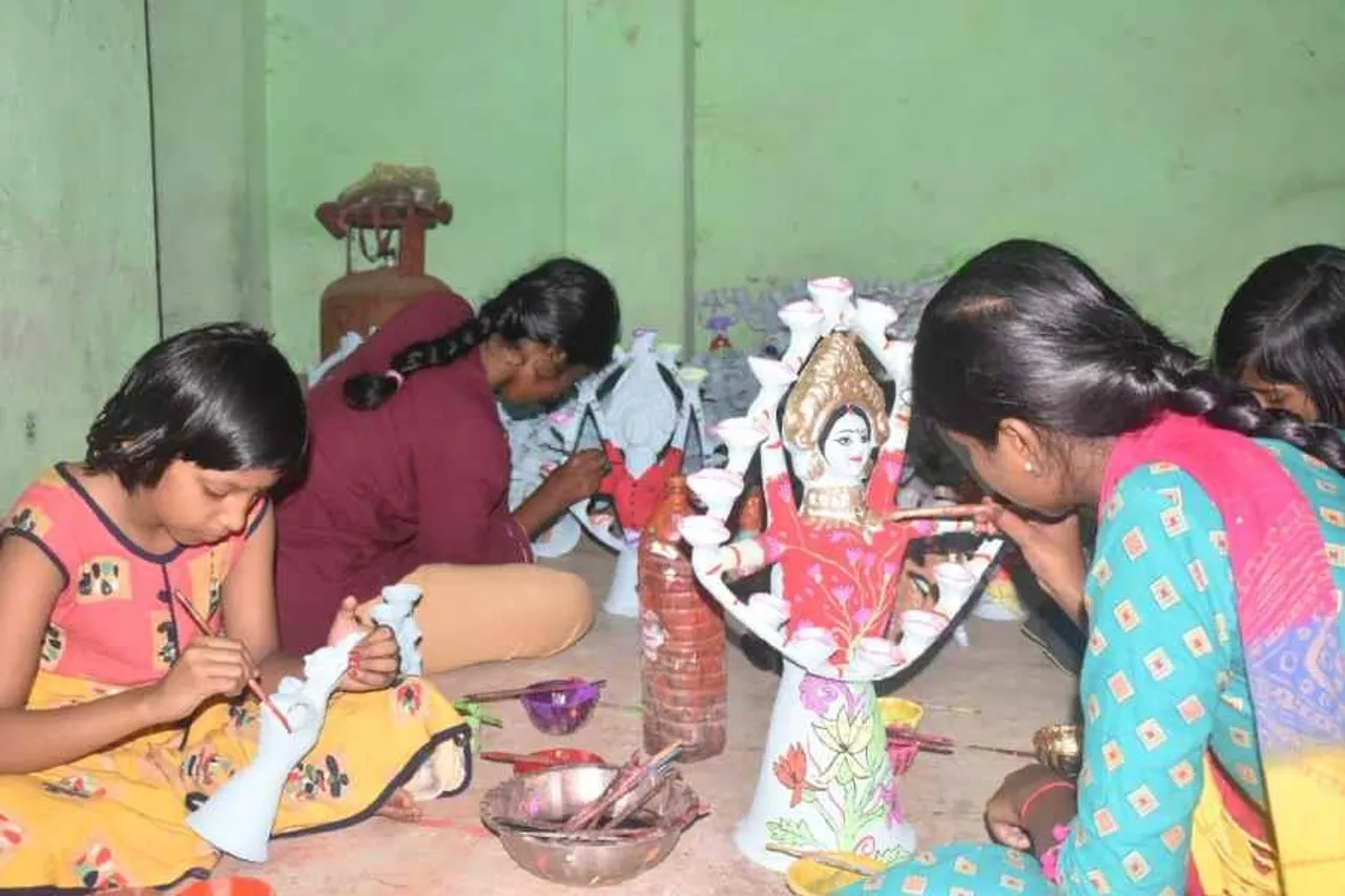 উৎসবের মরশুমে অর্থ উপার্জনের আশায় মাটির শিল্প নির্মাণে কঁচিকাঁচারা