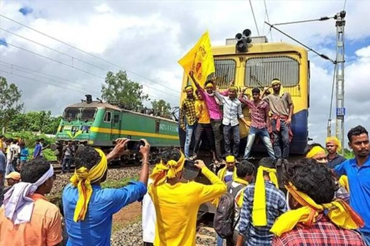 রেল, সড়ক অবরোধ প্রত্যাহার করল কুড়মি সম্প্রদায়