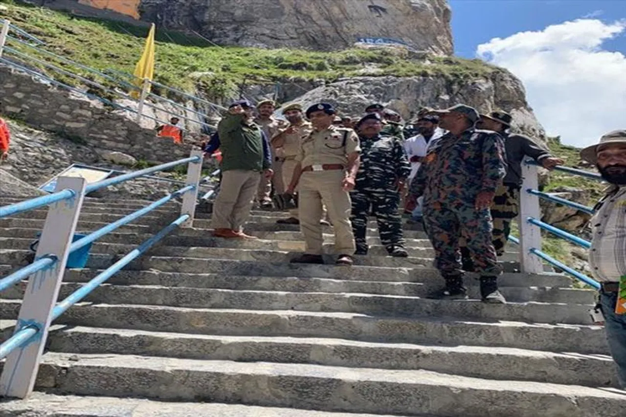 অমরনাথের পবিত্র গুহা পরিদর্শনে আইজিপি কাশ্মীর