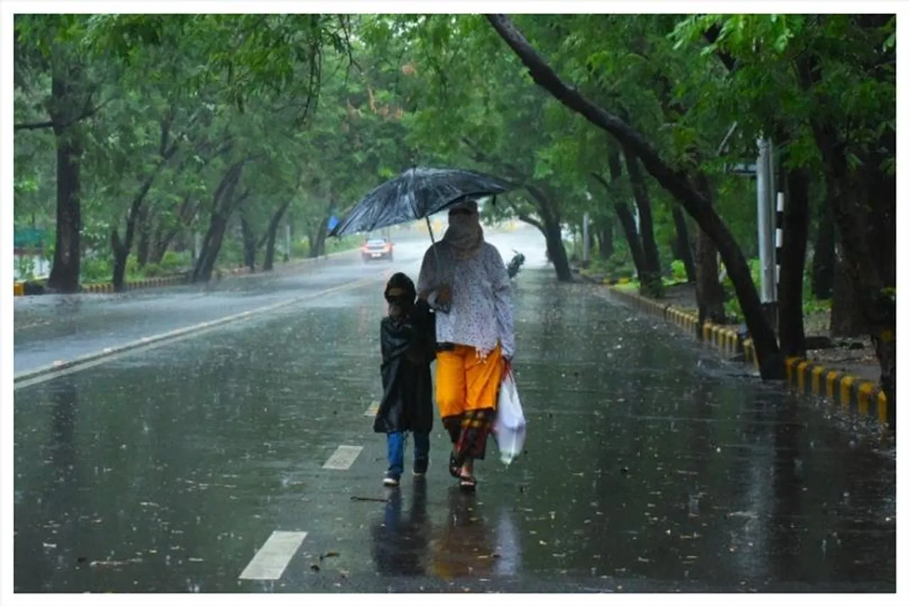 সকাল থেকেই মুখভার আকাশের