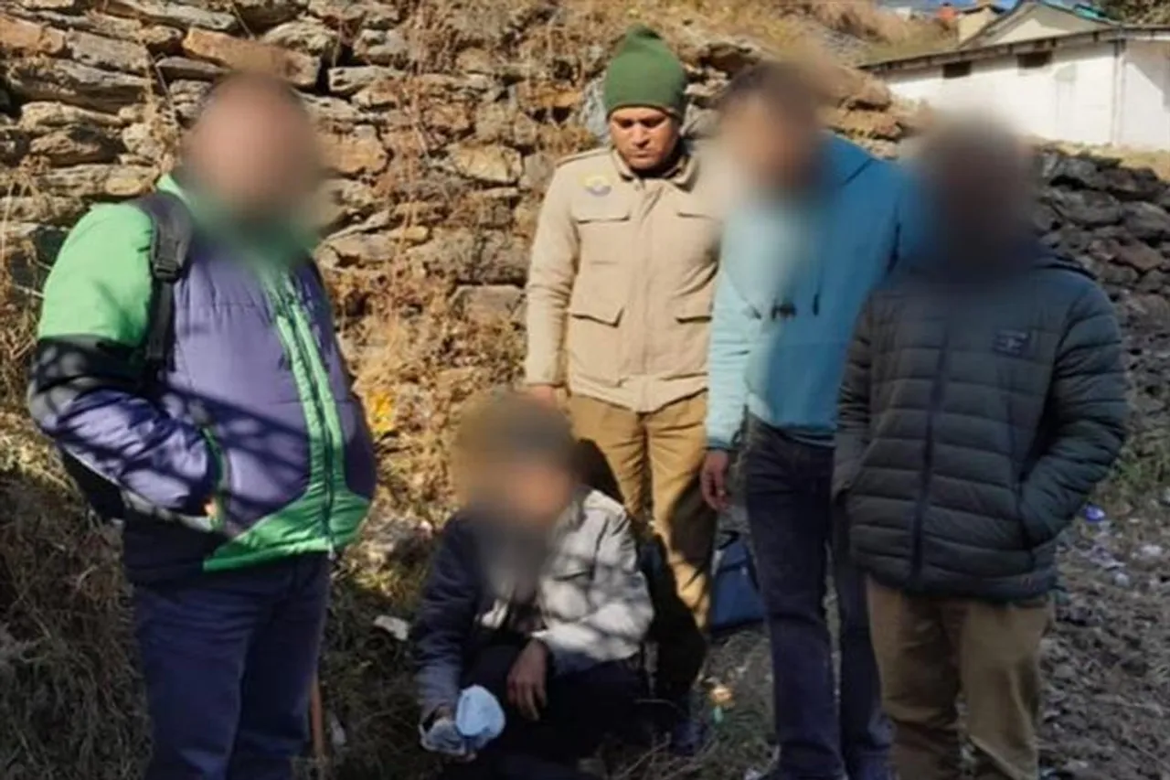 মাদক ও বিপুল টাকা সহ গ্রেফতার ব্যক্তি