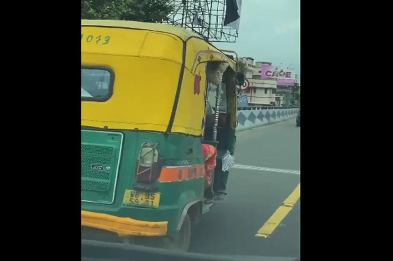 অসময়ে মা ফ্লাইওভারের ওপর দিয়ে যাত্রী নিয়ে ছুটছে অটো!