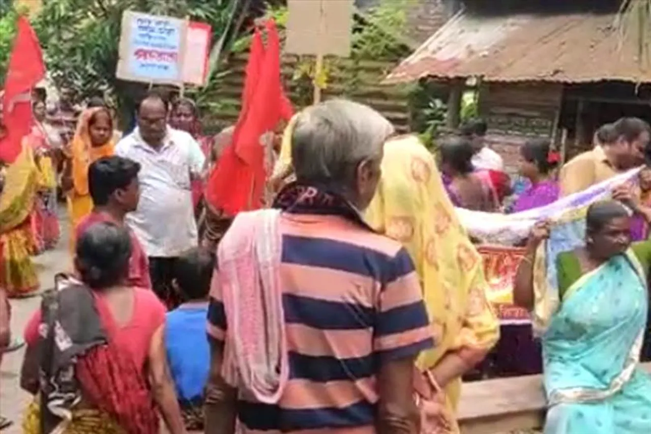 রাস্তা মেরামতের দাবিতে বামেদের পথ অবরোধ