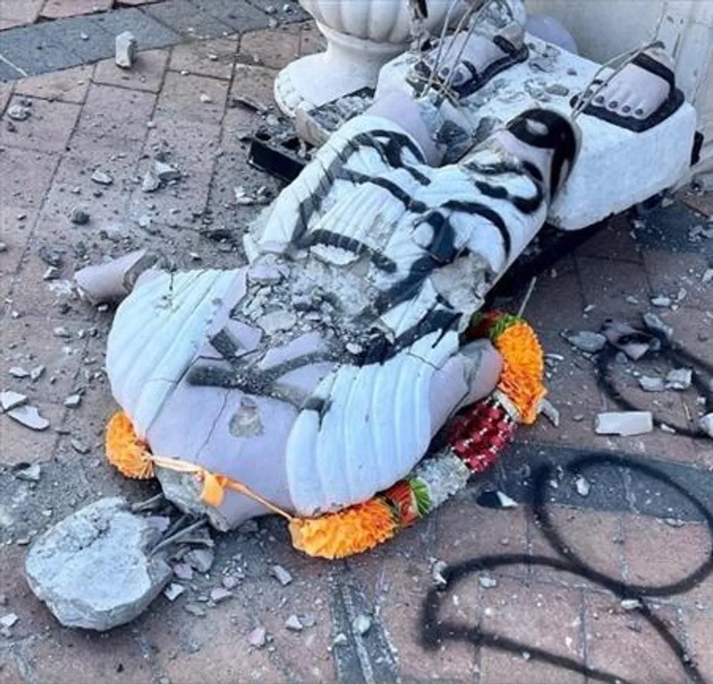 নিউ ইয়র্কে মন্দিরের সামনে আবারও ভাঙচুর মহাত্মা গান্ধীর মূর্তি