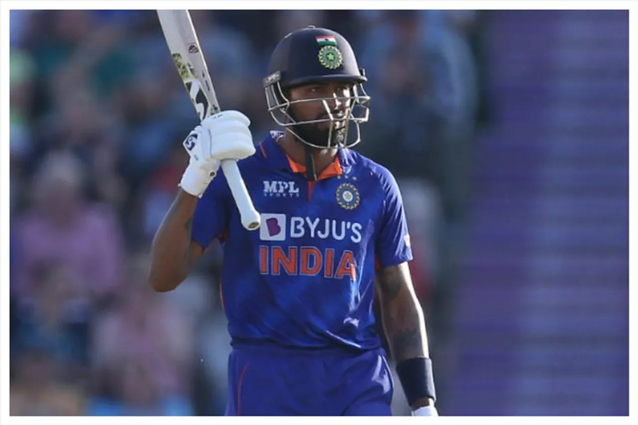 ব্যাট করছেন হার্দিক পাণ্ড্য এবং অক্ষর প্যাটেল