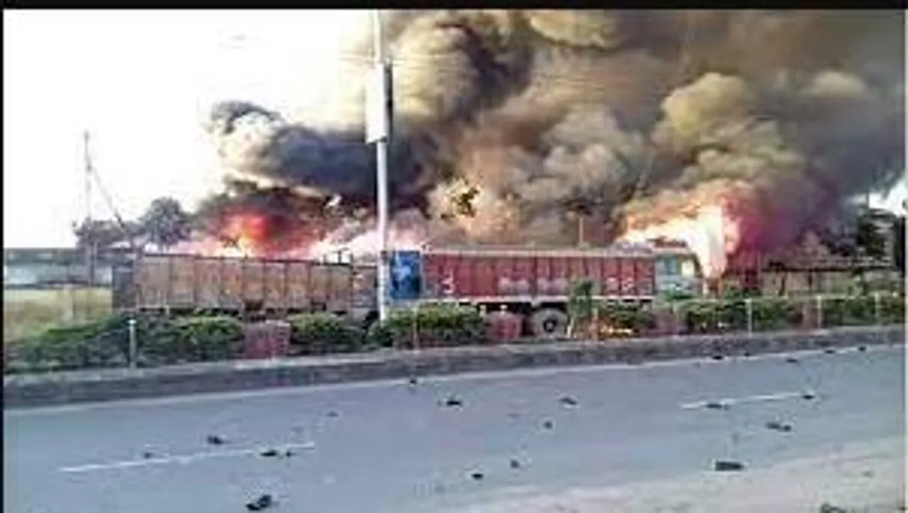 উত্তর ২৪ পরগনার পেট্রাপোল সীমান্তে টার্মিনাসে দাঁড়িয়ে থাকা পণ্যবাহী ট্রাকে আগুন