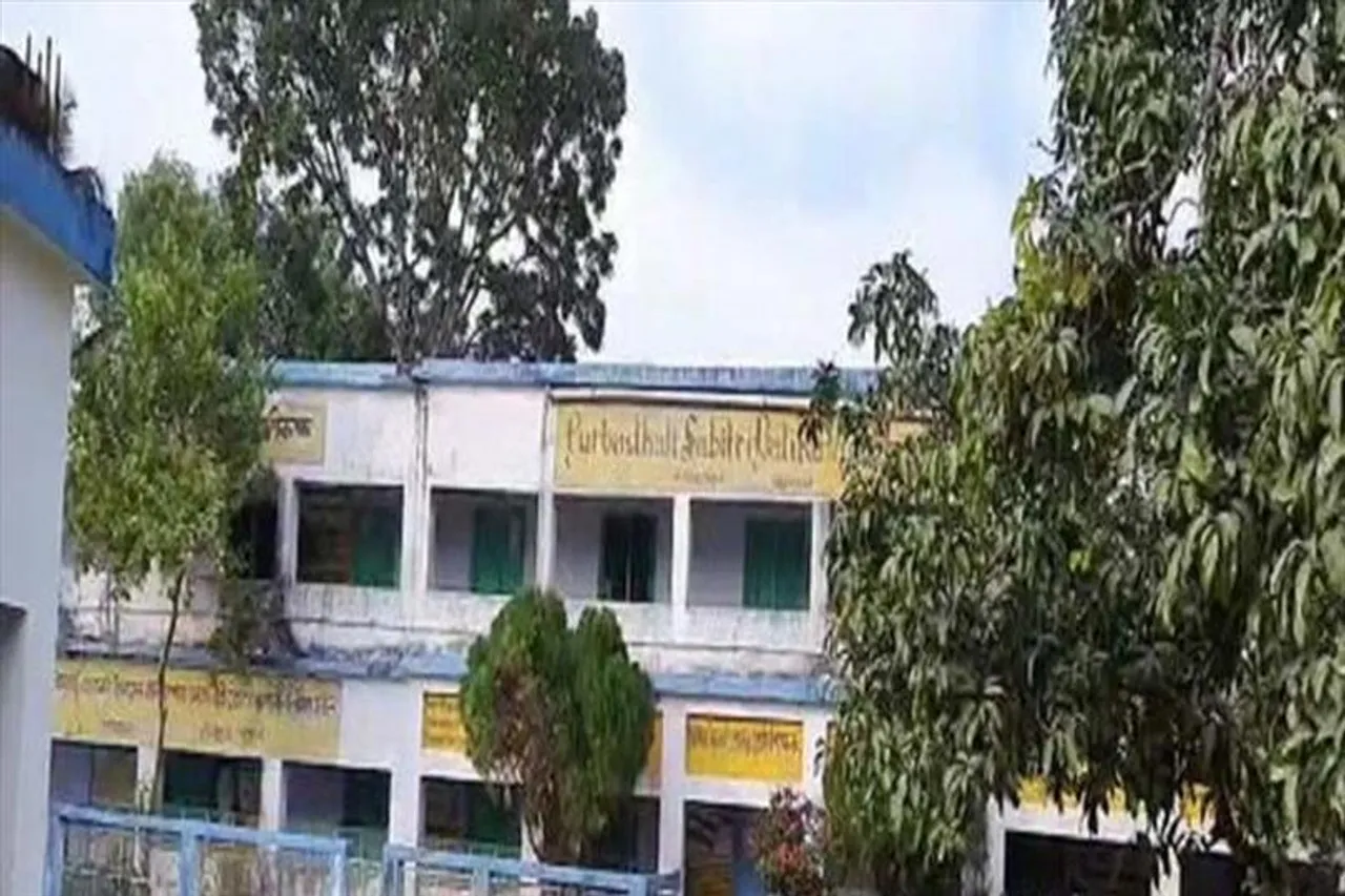 শিক্ষিকার অভাবে ধুঁকছে স্কুল, ক্লাস করাচ্ছেন কিনা ক্লার্ক!