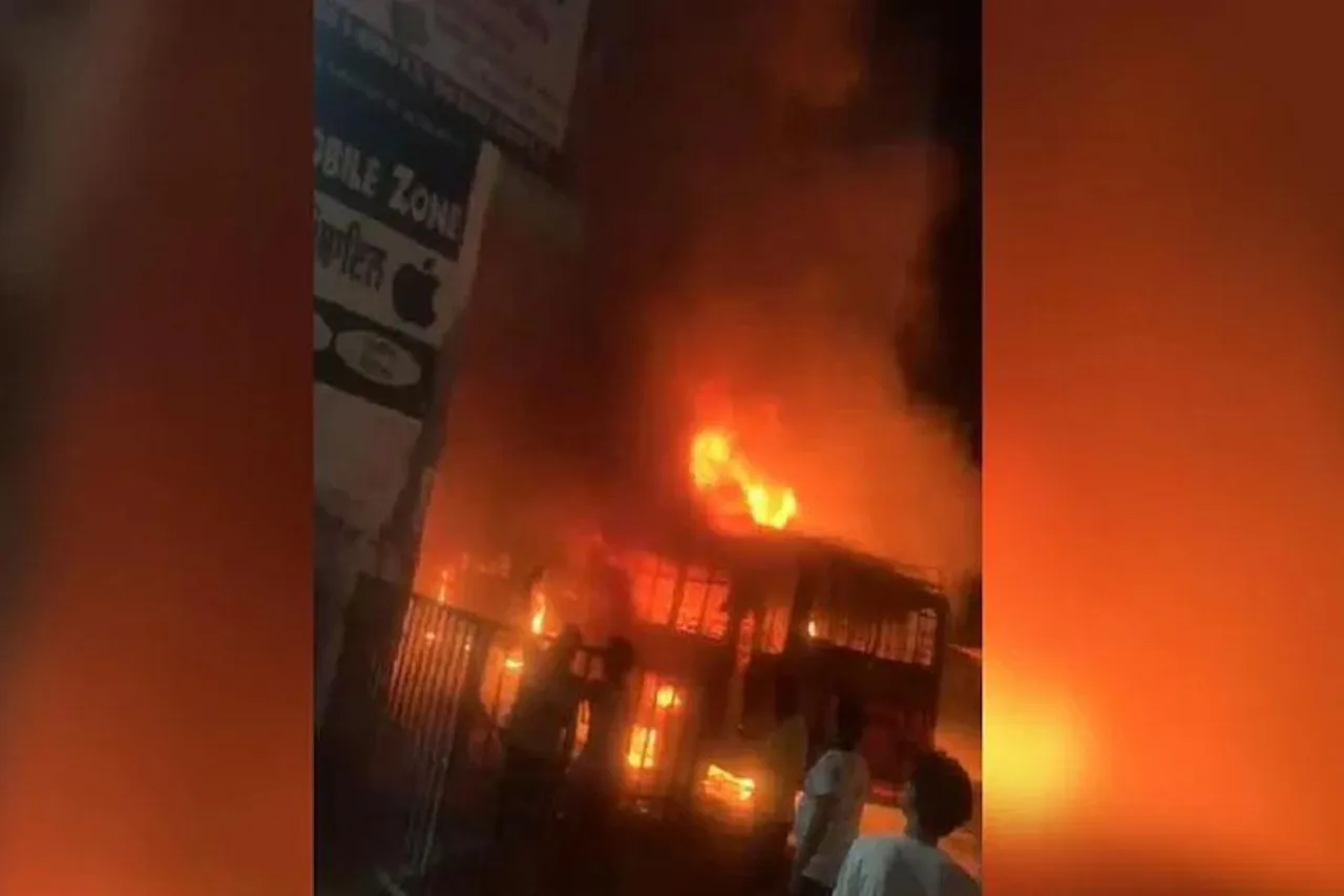 বাস স্ট্যান্ডে ভয়াবহ অগ্নিকাণ্ডের জেরে মৃত ১