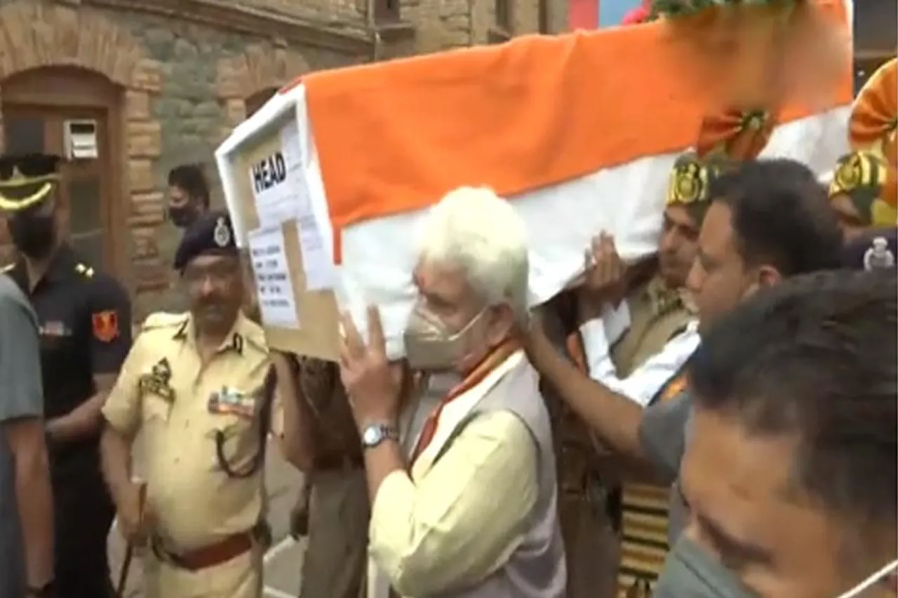 মৃত জওয়ানদের শেষকৃত্যে কাঁধ দিলেন মনোজ সিনহা