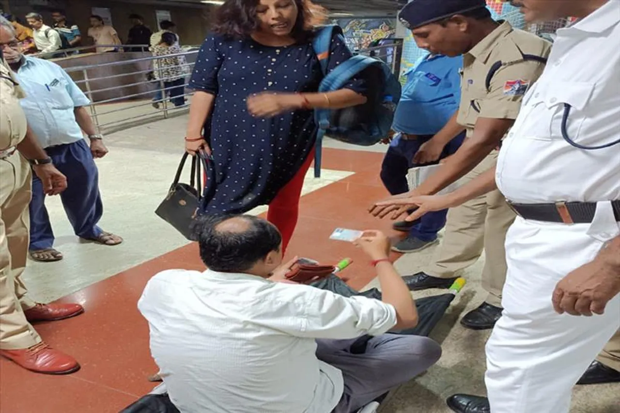 অসুস্থ যাত্রীকে সহায়তা প্রদান RPF কর্মীর