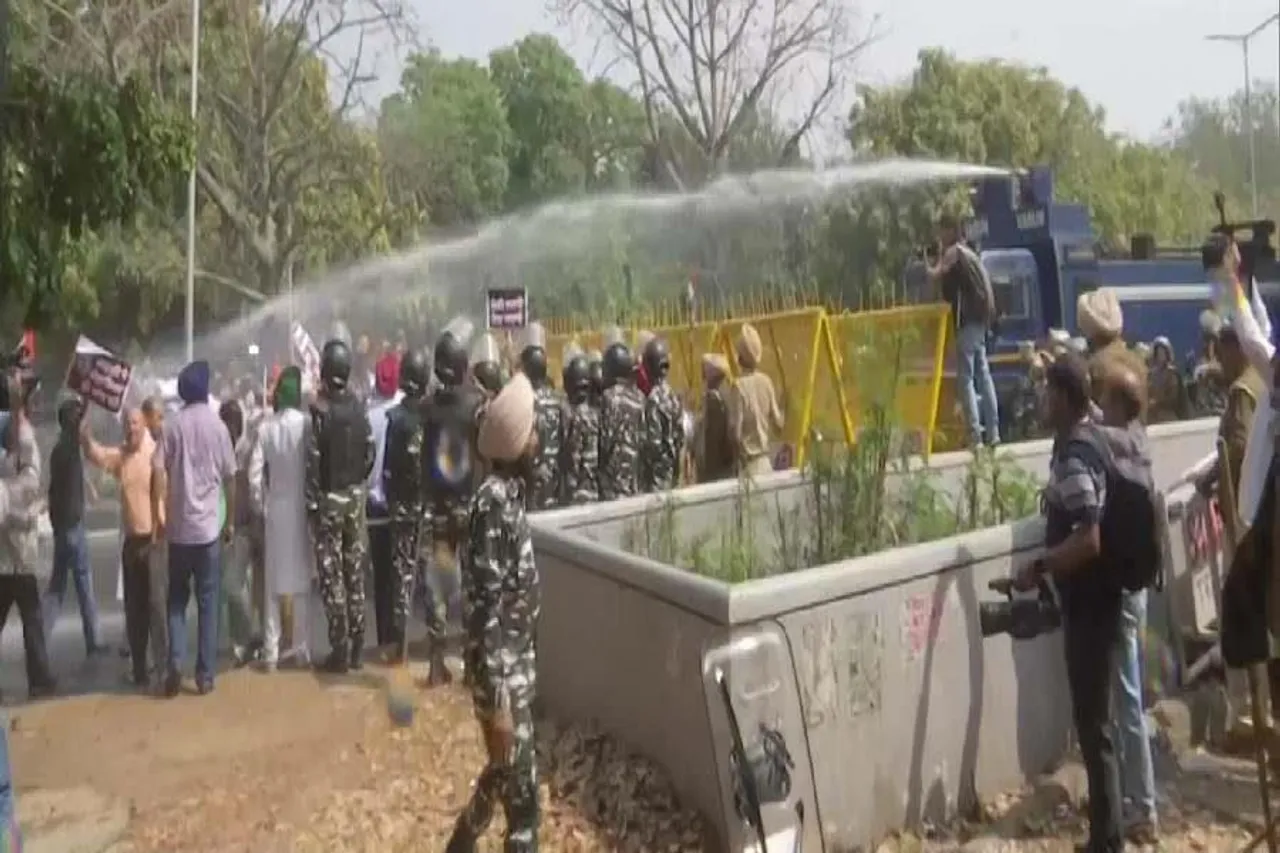 চণ্ডীগড়ে কংগ্রেস সমর্থকদের ওপর জলকামান চালালো পুলিশ