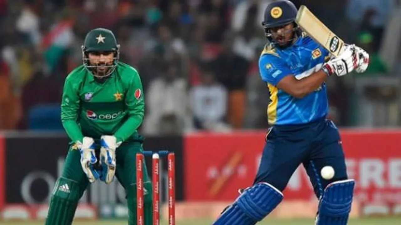 ভানুকার ক্যাচ ছেড়ে ছক্কা উপহার পাকিস্তানের