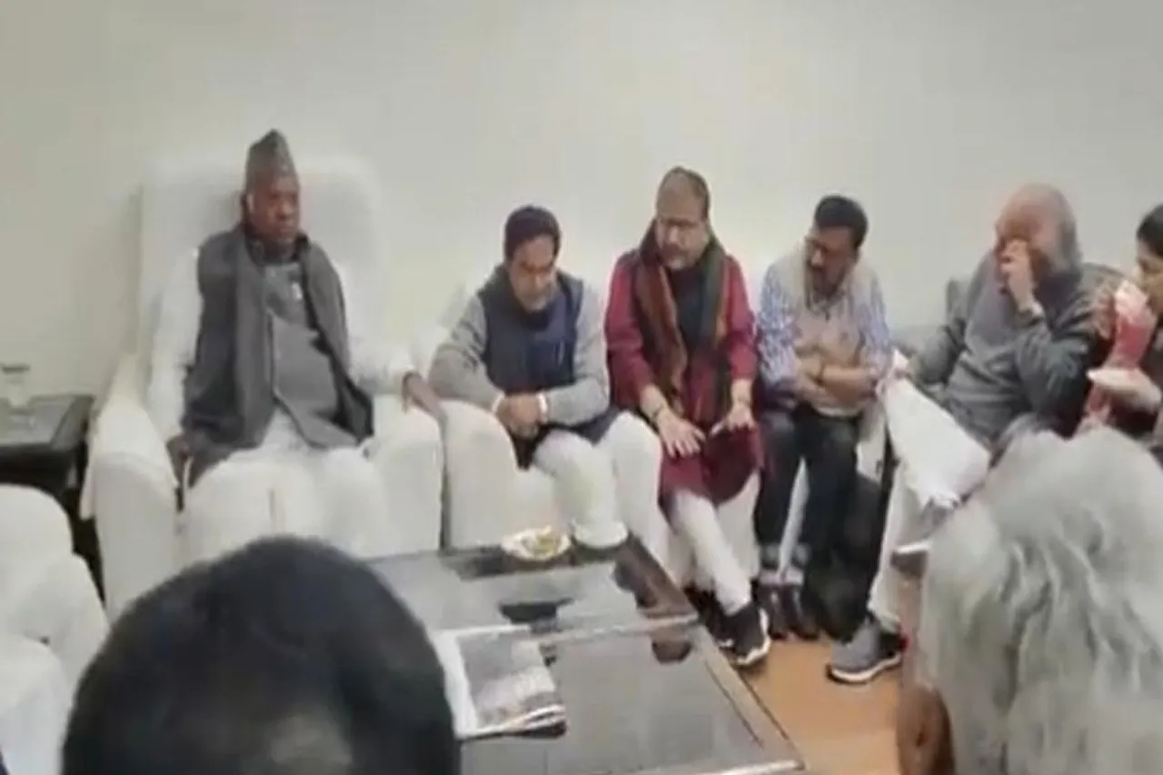 আদানি ইস্যুকে কেন্দ্র করে এককাট্টা হয়েছে বিরোধীরা