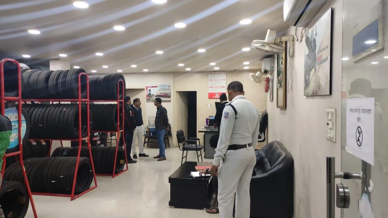 দুঃসাহসিক ডাকাতির ঘটনায় চাঞ্চল্য ছড়ায় এলাকায়