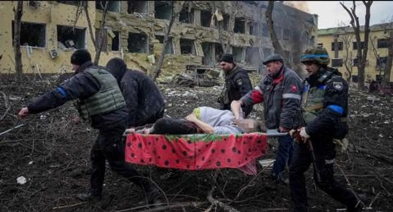 জাপোরিঝিয়ায় রাশিয়ার রকেট হামলা, প্রাণে বেঁচে গেলেন গর্ভবতী মহিলা