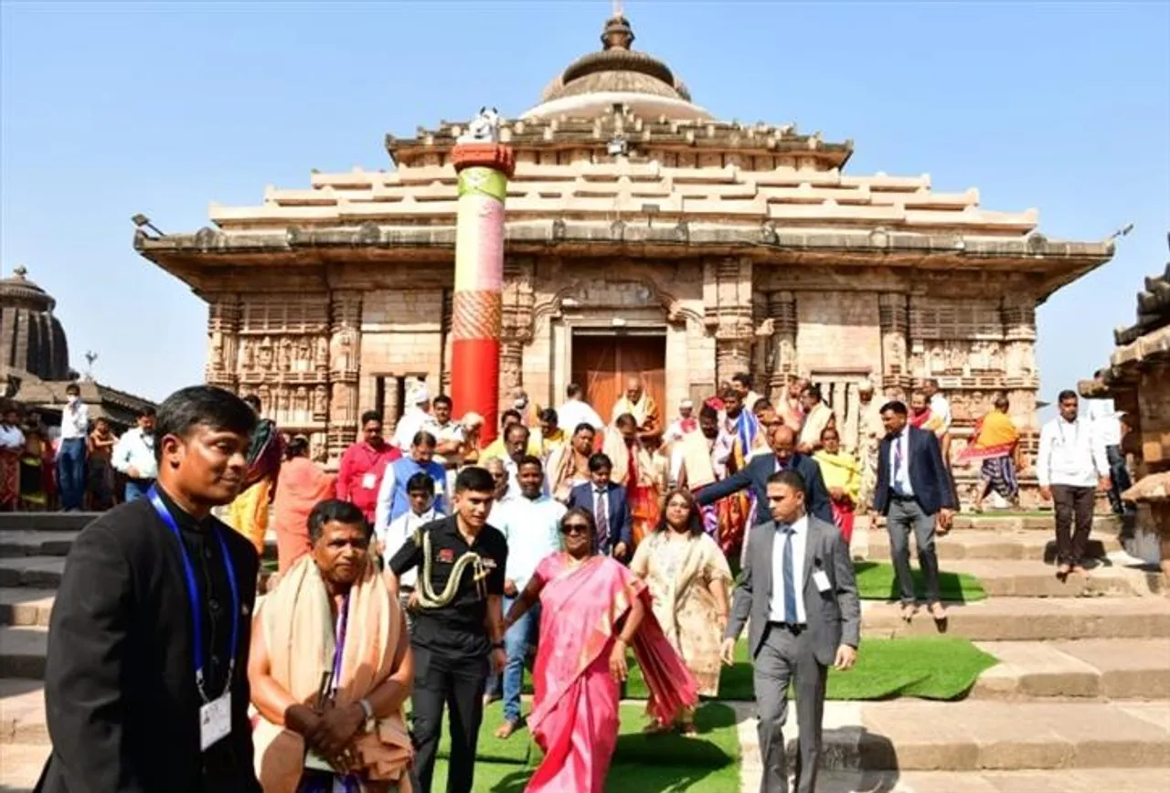 ভুবনেশ্বরের লিঙ্গরাজ মন্দিরে পুজো দিলেন রাষ্ট্রপতি মুর্মু