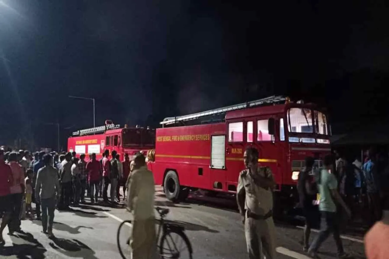 নন্দকুমারের খঞ্চিতে একাধিক দোকানে আগুন, নিয়ন্ত্রণের চেষ্টা দমকল বাহিনীর