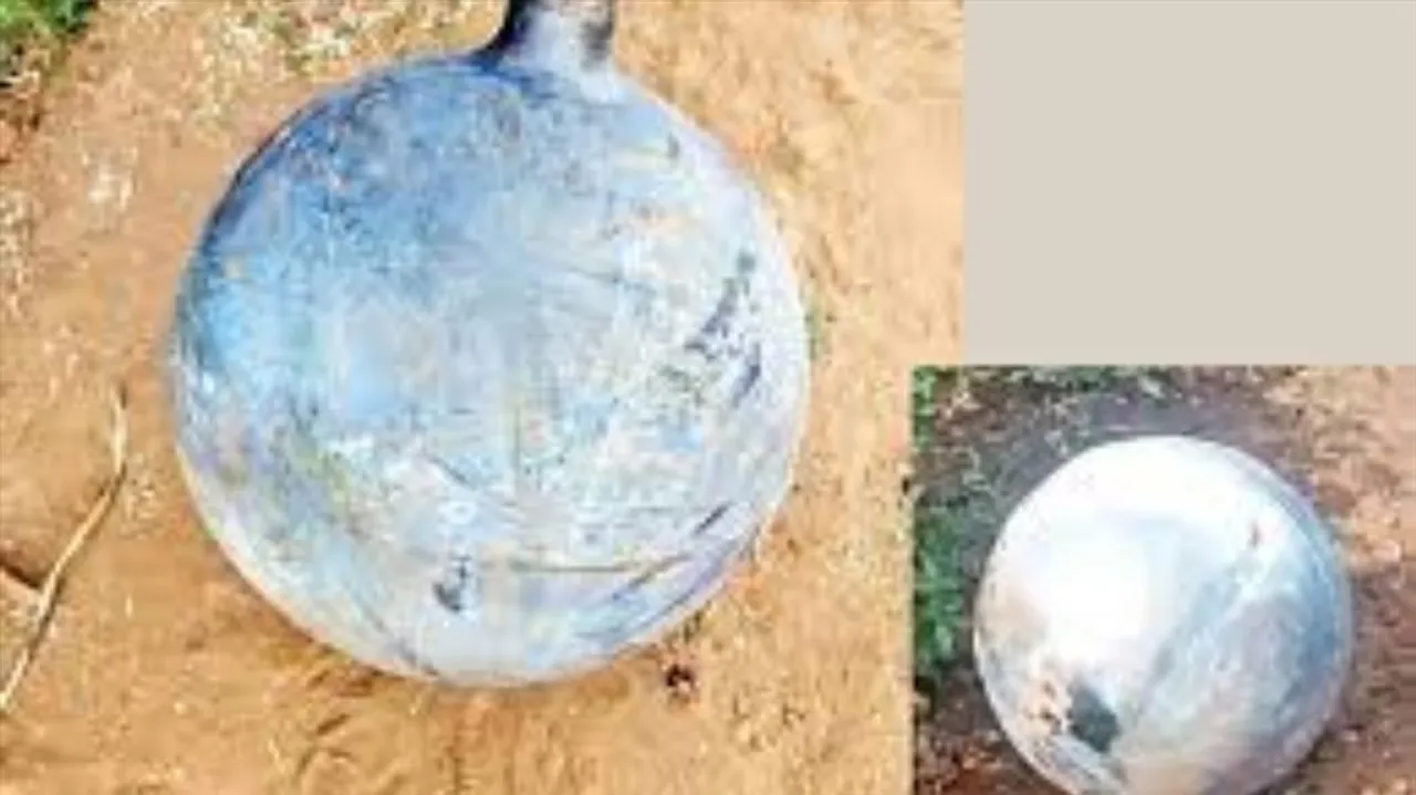 আকাশ থেকে পড়ল রহস্যময় ধাতব বল, গুজরাতের ৩ গ্রামে আতঙ্ক!