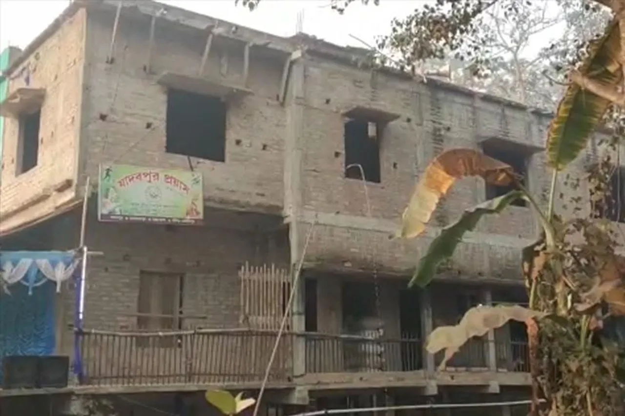 আবাস তালিকায় নাম উপপ্রধানের মায়ের, বঞ্চিত যোগ্যরা!