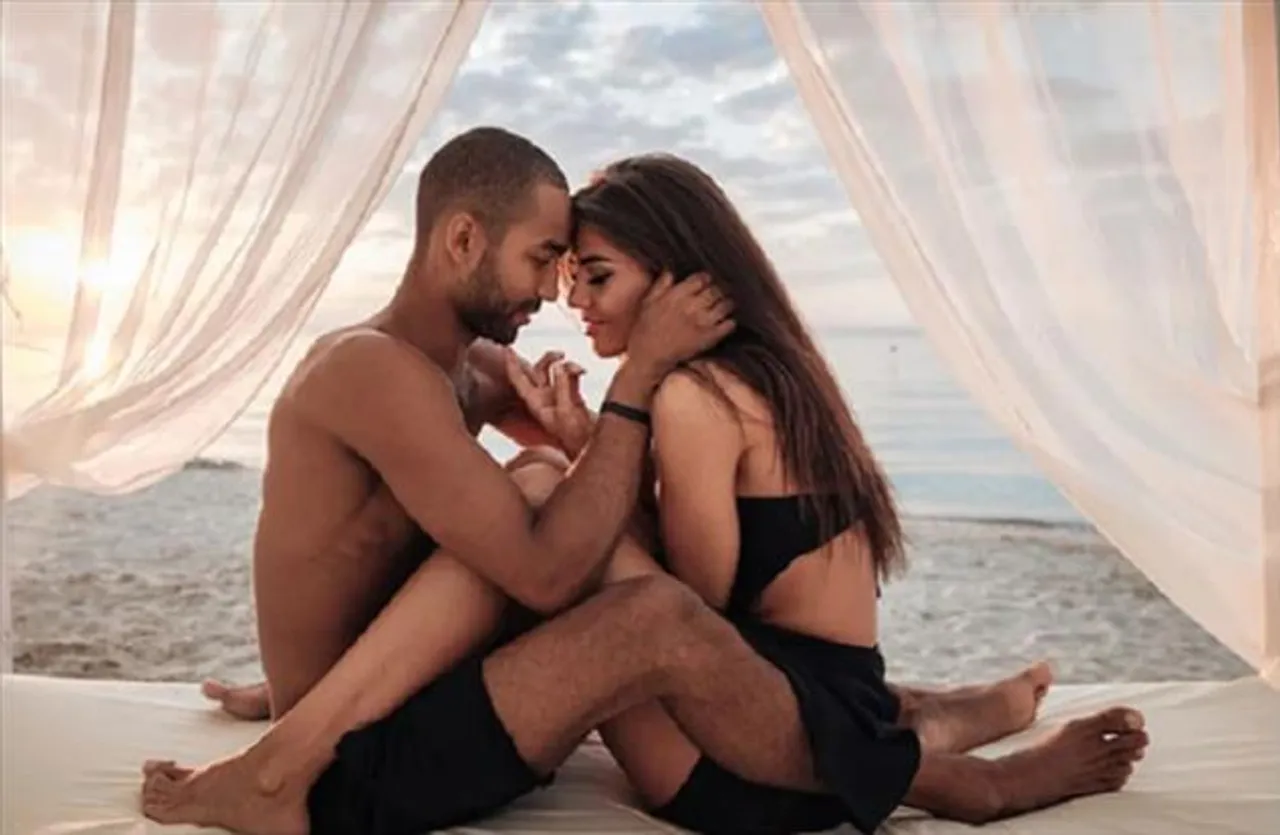 পার্টনারকে চমক দিতে নিজে আগ্রহ দেখান