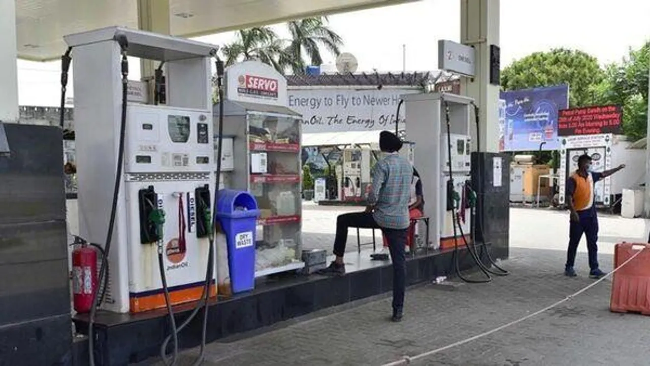 বাংলার বহু জেলায় দাম বাড়ল পেট্রোল-ডিজেলের!