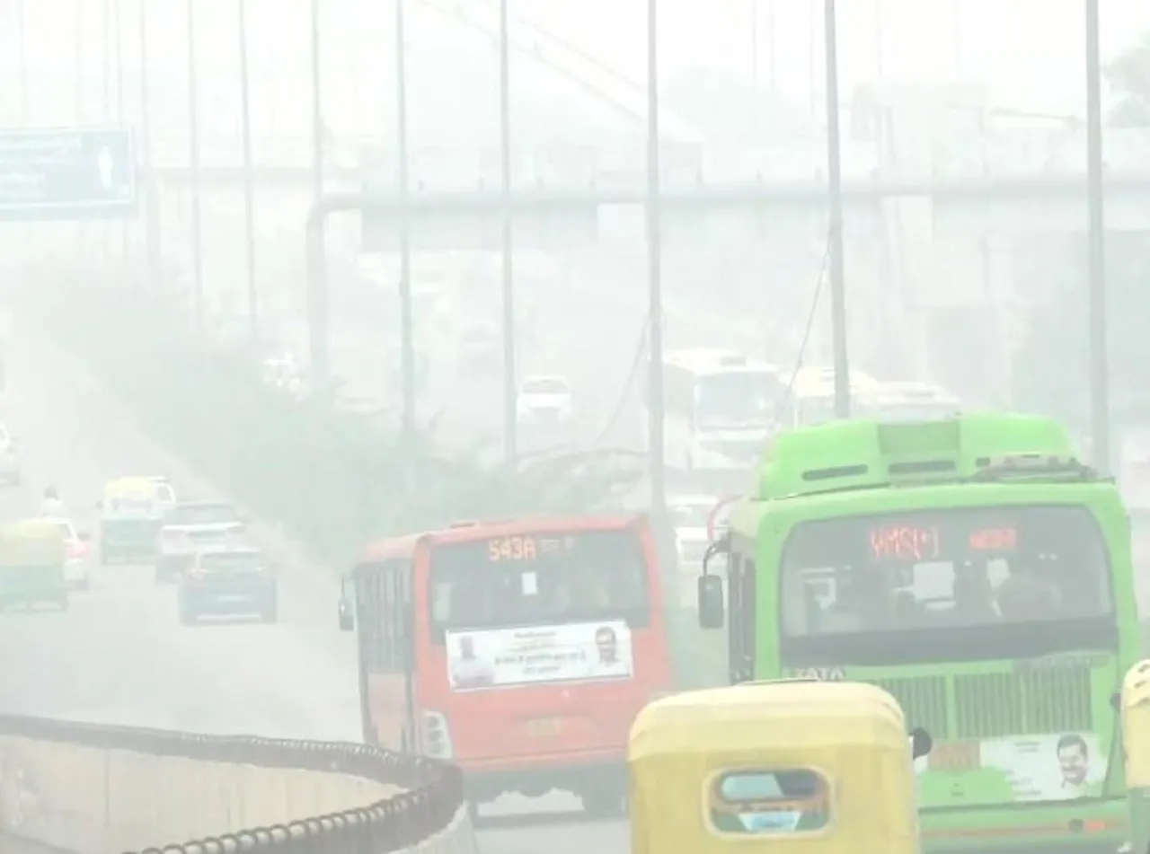 কালো ধোঁয়ায় ঢেকেছে দিল্লি, দূষণের মাত্রা আরও বাড়ল