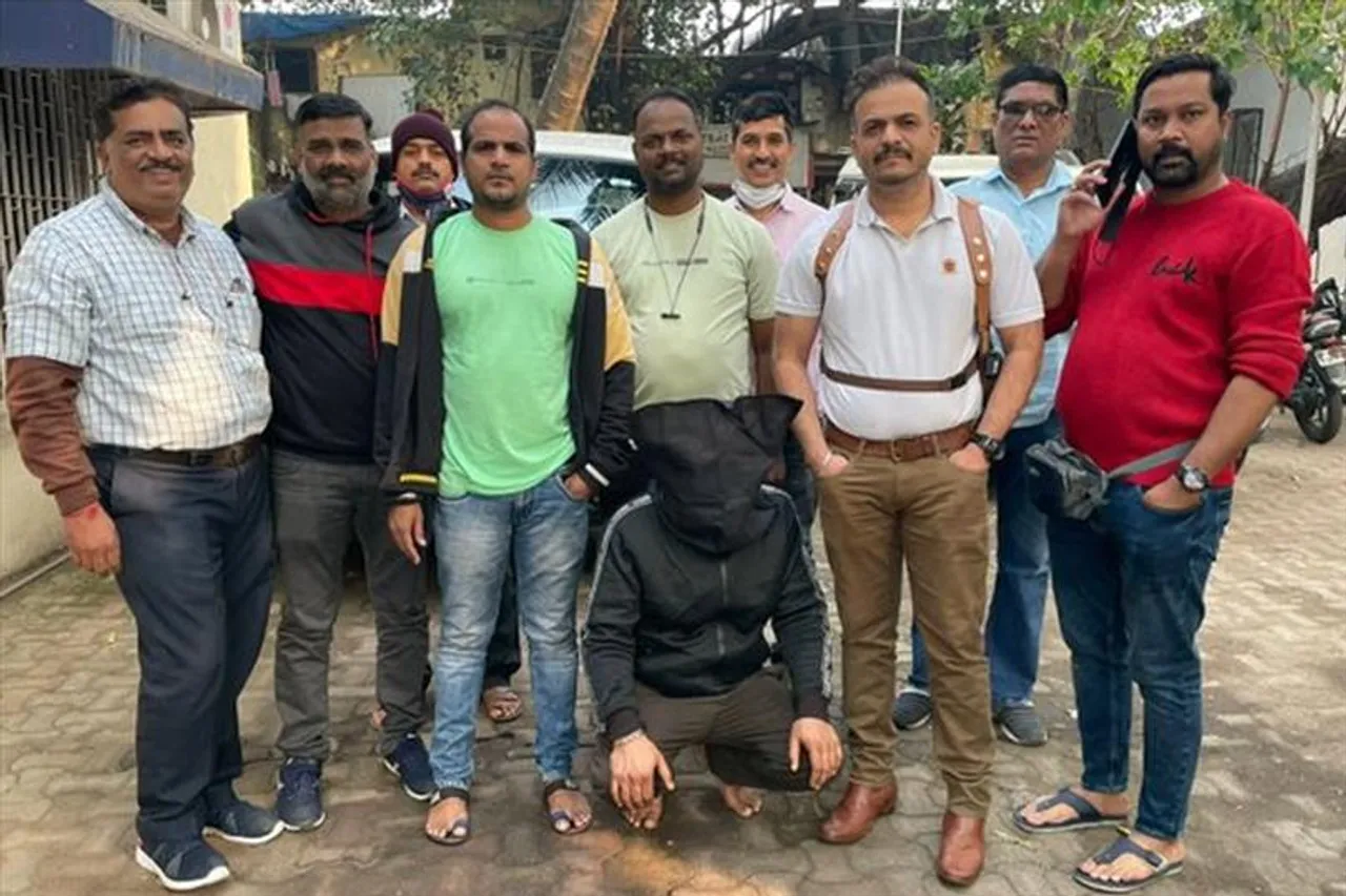 ১০০ পুলিশের সহায়তায় গ্রেফতার মাদক কারবারি