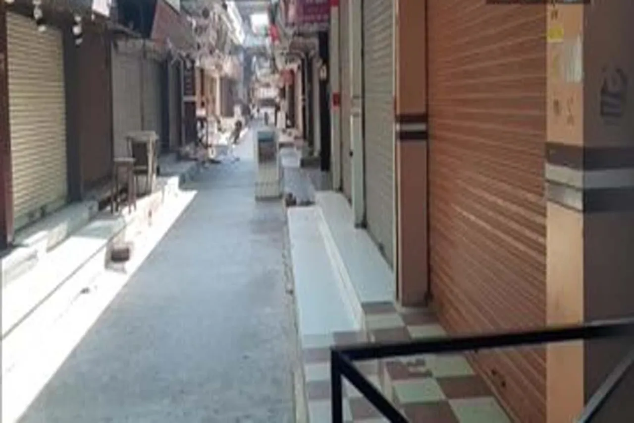 প্রতিবাদ, বন্ধ রয়েছে সমস্ত দোকানপাট