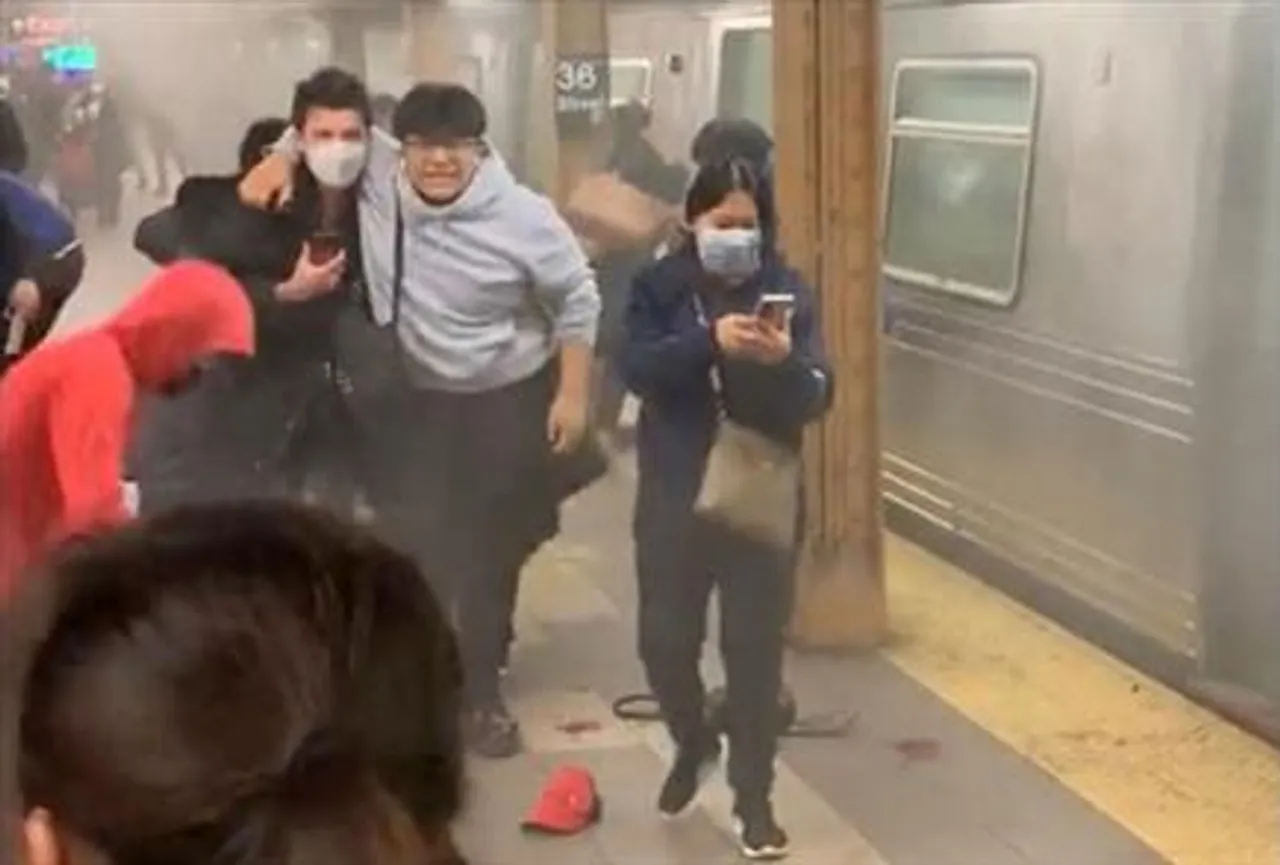 প্রাণ বাঁচাতে মরিয়া চেষ্টা : প্রকাশ্যে ব্রুকলিন হামলার ভিডিয়ো