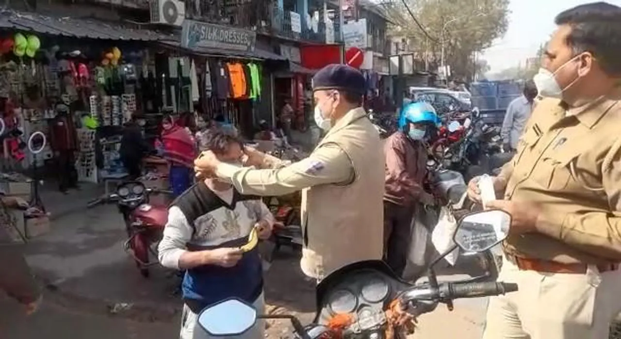 নিয়ামতপুর ফাঁড়ির পুলিশের পক্ষ থেকে মাস্ক অভিযান