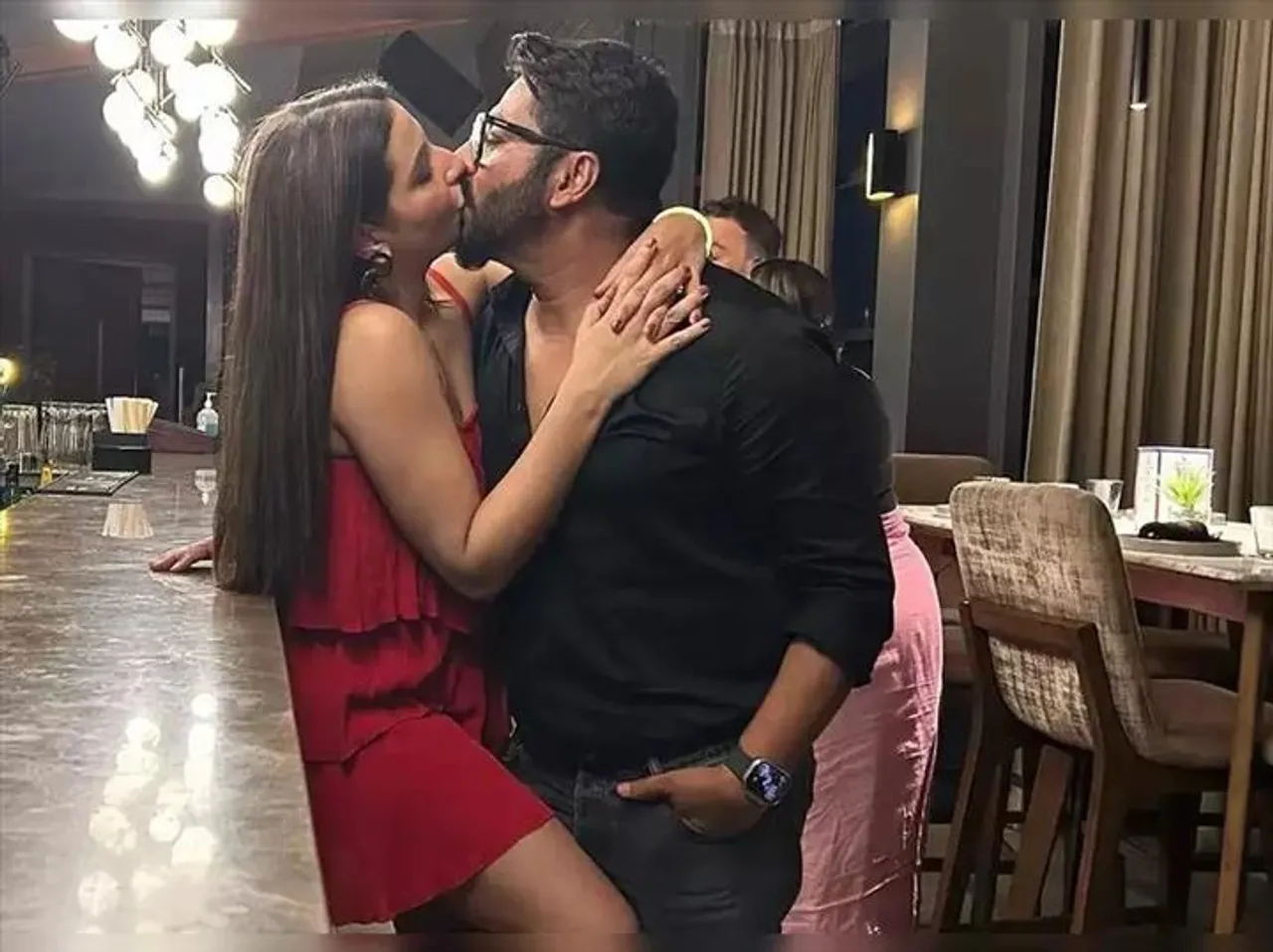 রাজ- শুভশ্রীর লিপলক, কটাক্ষ নীতিপুলিশদের