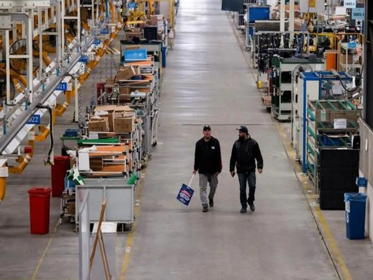 বকেয়া মজুরি, ব্যাপক ছাঁটাইয়ের কারণে বড় ধরনের অস্থিরতার মুখে চীনের অর্থনীতি