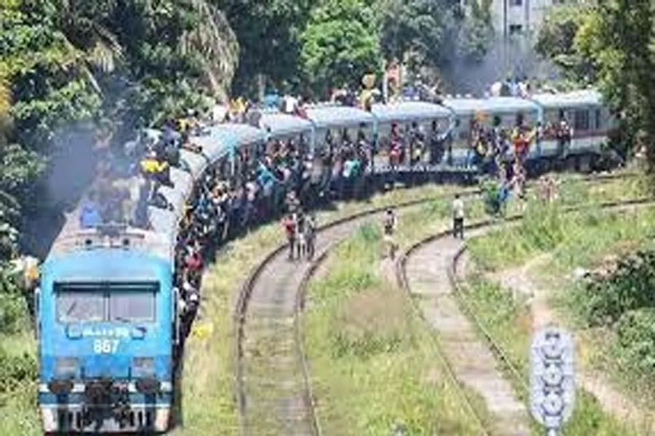 রেলে করে হাজার হাজার বিক্ষোভকারীরা কলম্বোতে যাচ্ছে, দেখুন ভিডিও