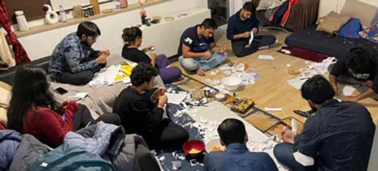 নিজেরাই বানাচ্ছেন প্রতিমা, দুর্গাপুজোর আয়োজনে ব্যস্ত প্রবাসী বাঙালিরা