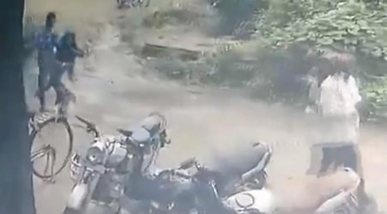 প্রকাশ্যে বান্ধবীকে গুলি করে খুন