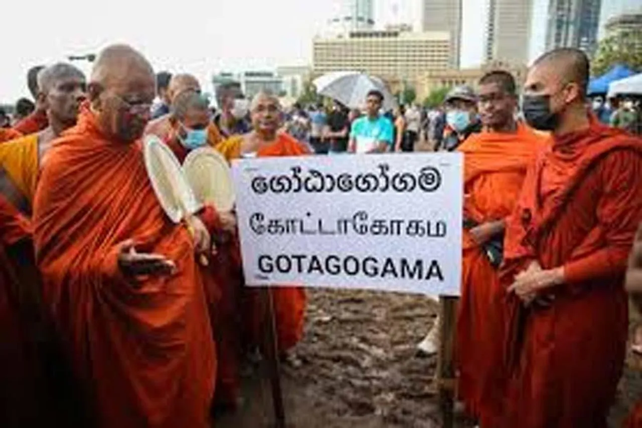 রাষ্ট্রপতির পদত্যাগ, শ্রীলঙ্কার ভবিষ্যতের বিষয়ে সিদ্ধান্ত নিতে চান বৌদ্ধ ধর্মযাজক সমাজ